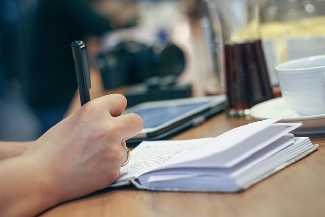autónomo trabajando con portátil y notas en una mesa ordenada