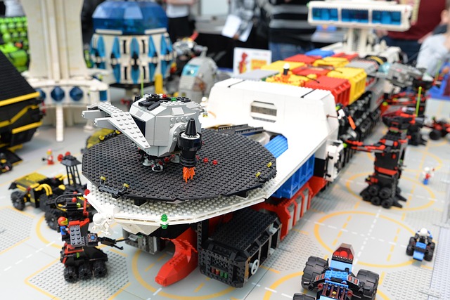 Educadora explicando conceptos de presupuesto personal en una sesión online con materiales visuales