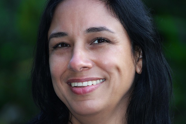 Grupo diverso de personas adultas participando en una sesión educativa online sobre finanzas personales